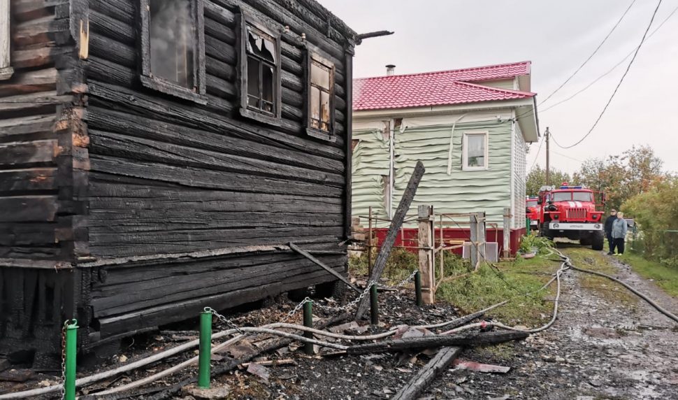 При пожаре в доме под Архангельском погибла семья с двумя детьми